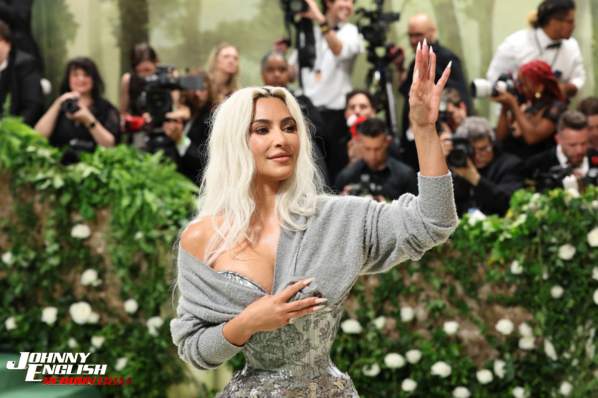 Kim Kardashian Membuat Heboh dengan Korset Ketat di Met Gala