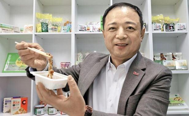 김석원 맑은물에 회장이 자신의 이름을 붙여 생산·판매하는 낫토를 젓가락으로 들어 보이고 있다. 그는 "낫토 특유의 향을 최소한으로 줄인 기술 덕분에 낫토가 생소한 소비자도 맛있게 먹을 수 있다"고 했다. /신현종 기자