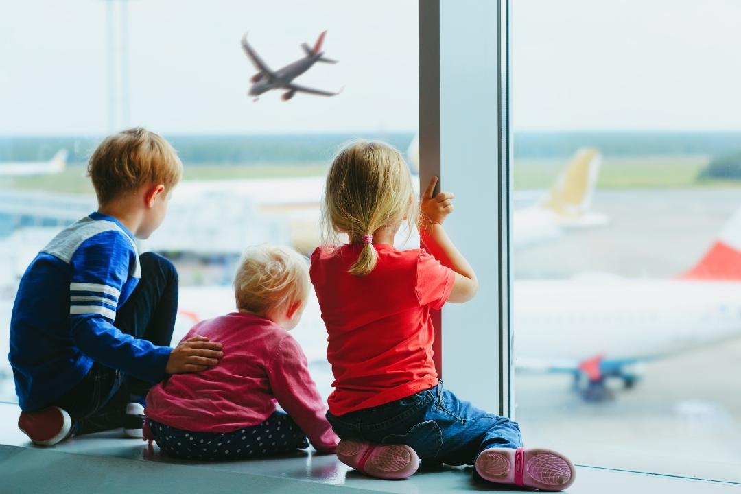 Flying with two (or more) kids: A survival guide • Our Globetrotters