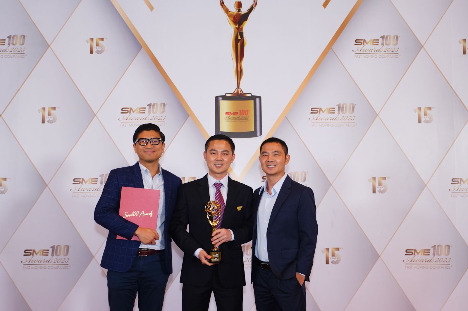 Hai Founder của MFast, Ông Phan Thanh Long (giữa) và Ông Phan Thanh Vinh (bên phải) cùng CFO - Ông Đặng Duy Minh Quân (bên trái) tại lễ trao giải.