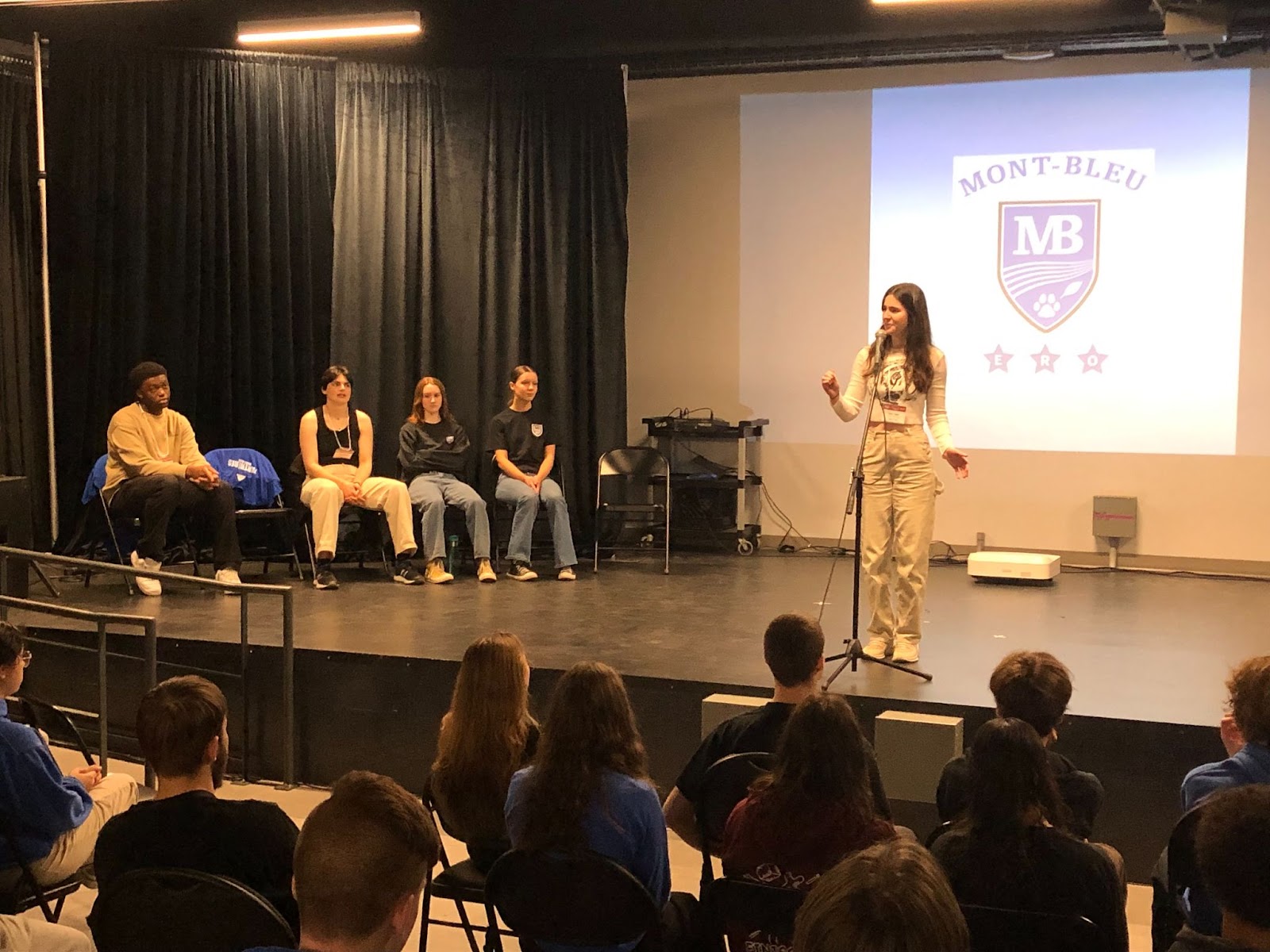 Les finalistes de la section bilingue Chloé Simard, Maia Cassie et Bem Denga visitent l’École secondaire Mont-Bleu. 