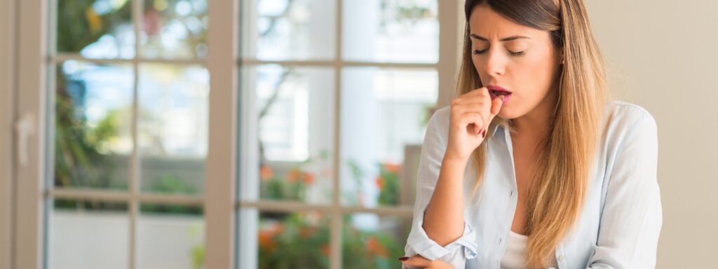 De vanligste symptomene på bronkitt er rennende tett nese.