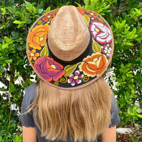 Picture showing a woman wearing the Mexican hat