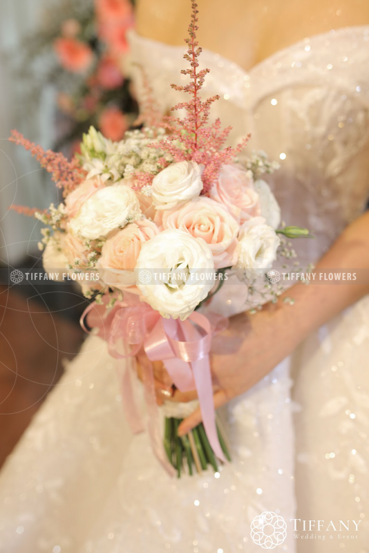 Mẫu hoa cưới cầm tay với hoa hồng chủ đạo tại Tiffany