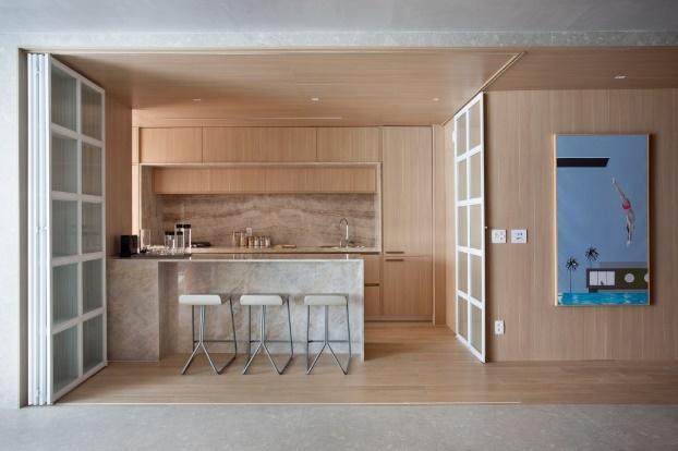 Cozinha com piso de madeira e janela

Descrição gerada automaticamente com confiança baixa