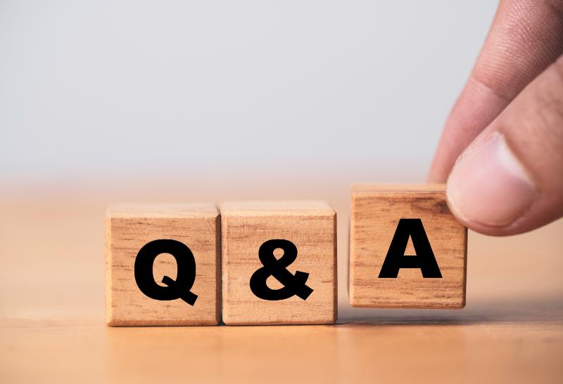 文字入りブロックを並べて作った「Q&A」