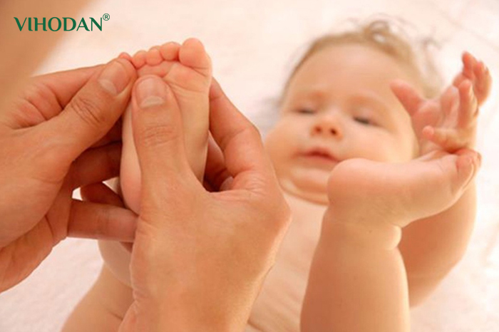 Massage lòng bàn chân giúp làm dịu cơn ho, ho có đờm của trẻ