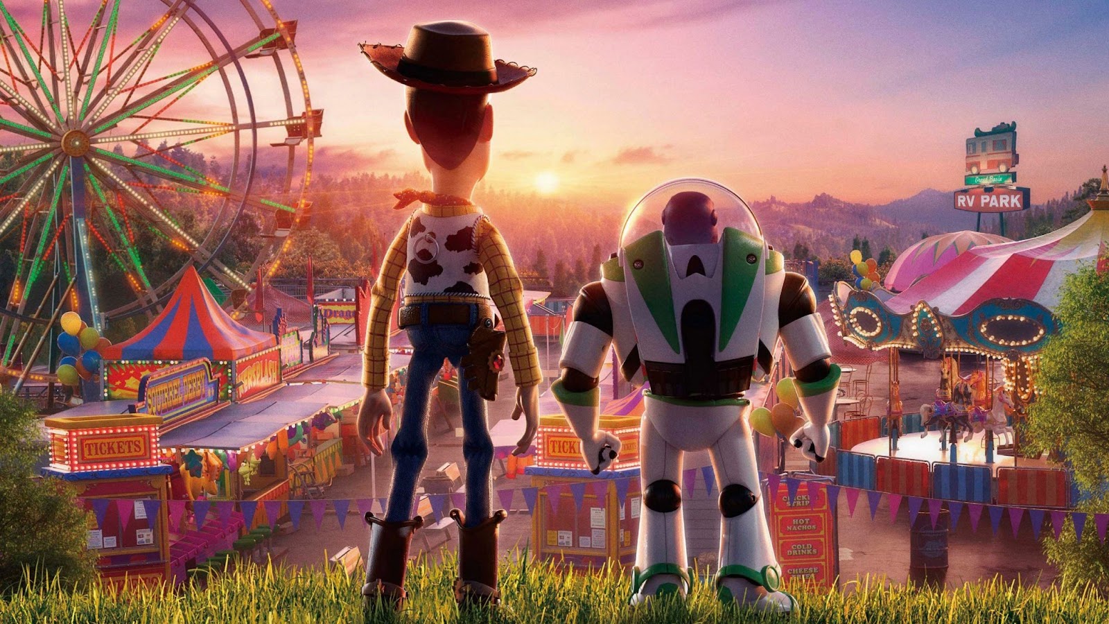 Escena de Toy Story 4, Woody y Buzz mirando la feria donde, al final, Woody termina quedándose con Betty