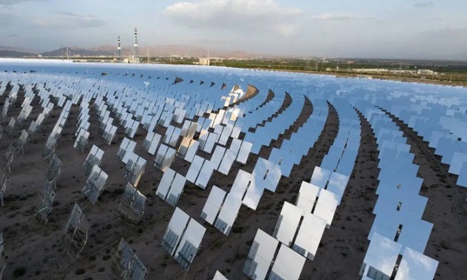 Hệ thống CST quy mô lớn đòi hỏi khoảng 10.000 tấm gương lớn để thu thập năng lượng mặt trời. Ảnh: iStock