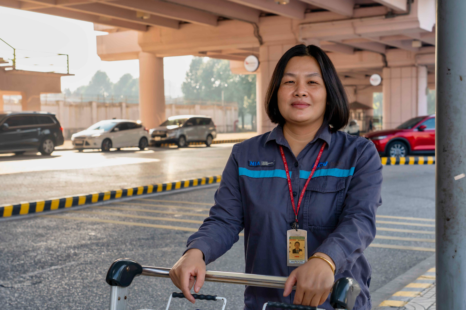 Chị Nguyễn Thị Thu - nhân viên Đội xe đẩy - Trung tâm Khai thác ga Nội Bài
