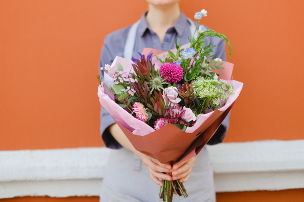 Frau hält Blumenstrauß