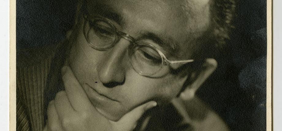 Imagen en blanco y negro de un hombre con lentes y boca abierta

Descripción generada automáticamente con confianza media