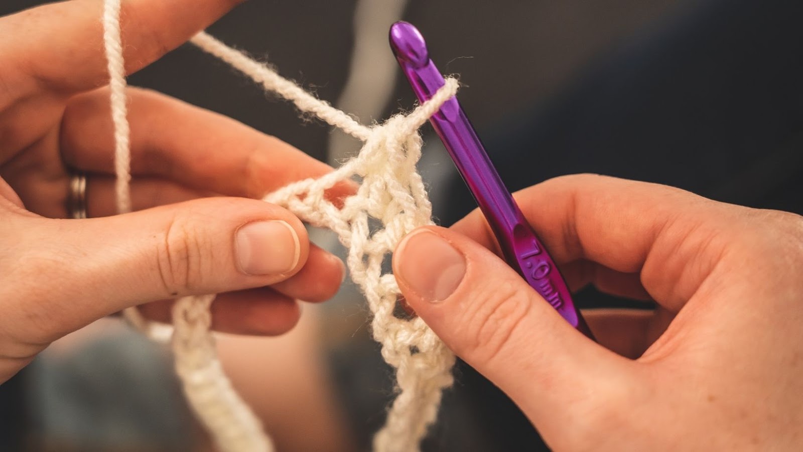 does knitting or crochet use more yarn