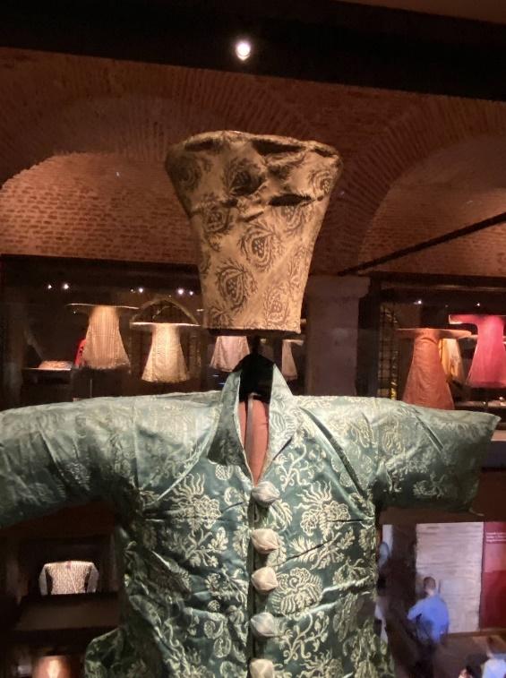 A mannequin with a hat on top

Description automatically generated