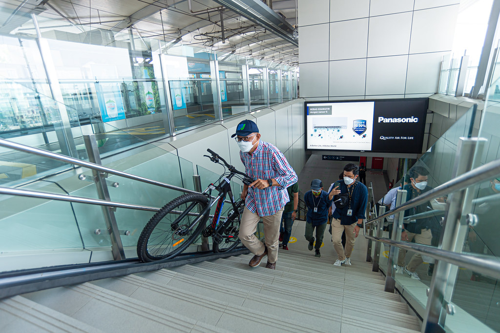 Conveyor belt for non-folding bicycles at MRT station. Source: Irwan Citrajaya/MRT Jakarta