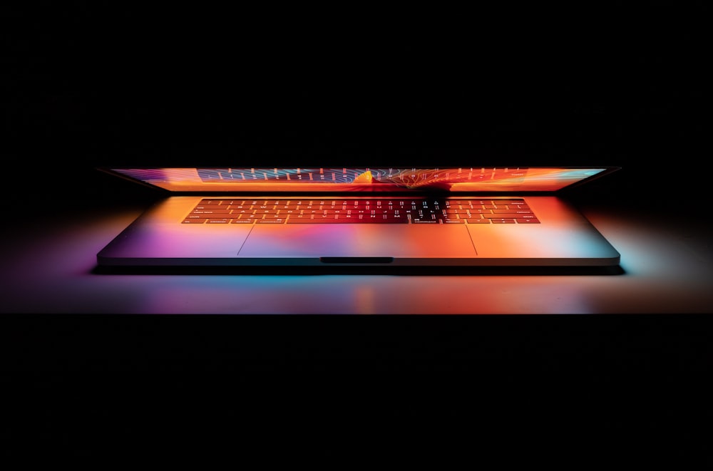 白い表面にMacBook Pro