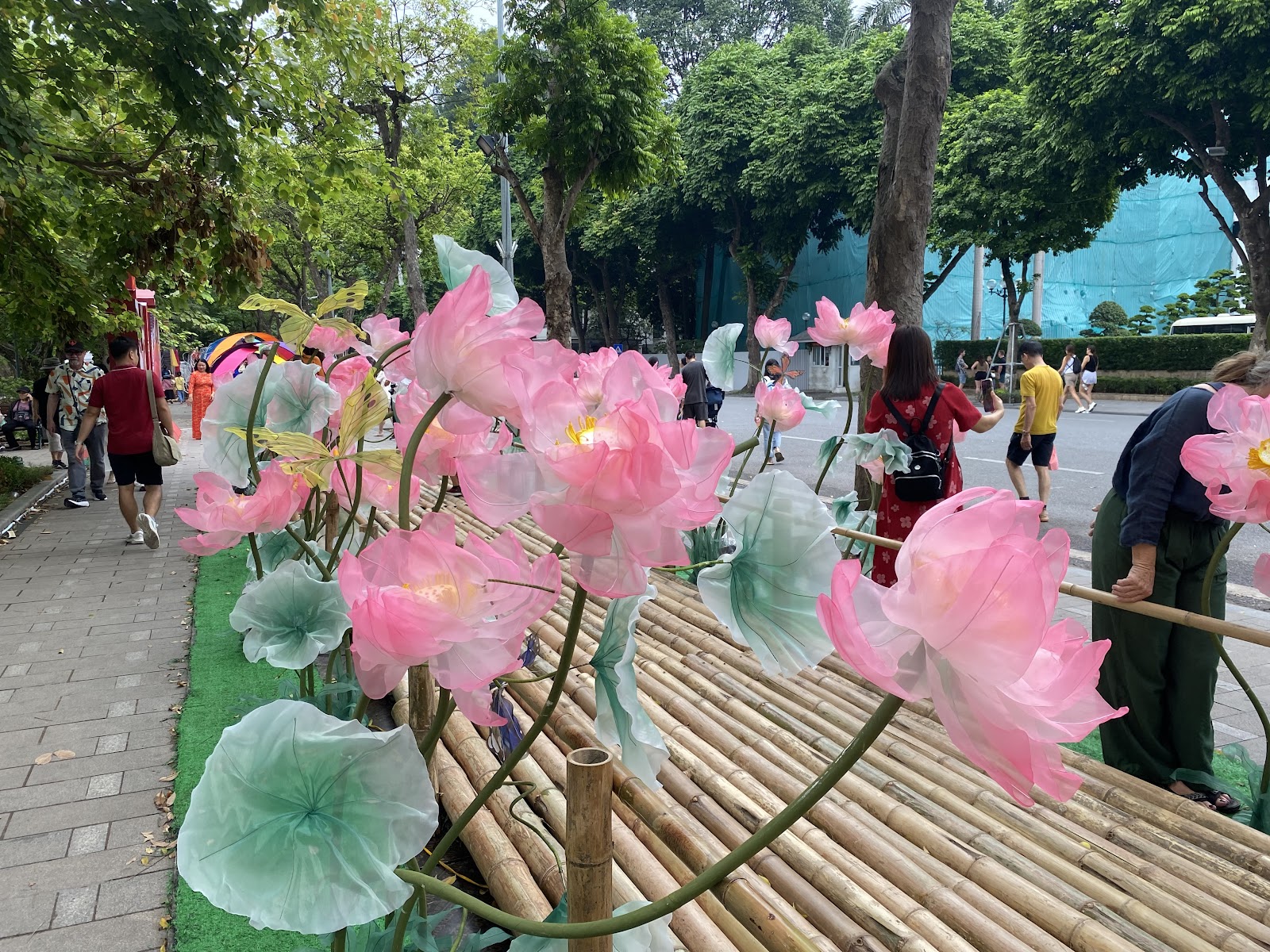 “Check-in” trời thu Hà Nội tại con đường Áo dài độc đáo - Ảnh 3.