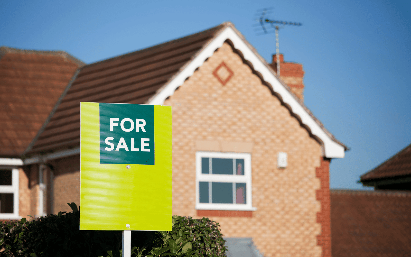 A sign in front of a houseDescription automatically generated