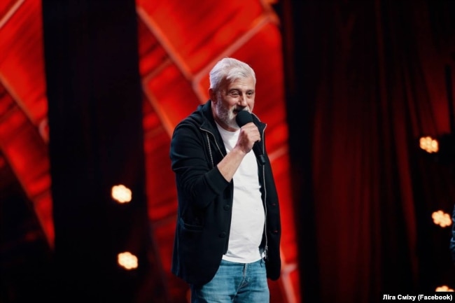 Naum Barulya sul palco di “League of Laughter”