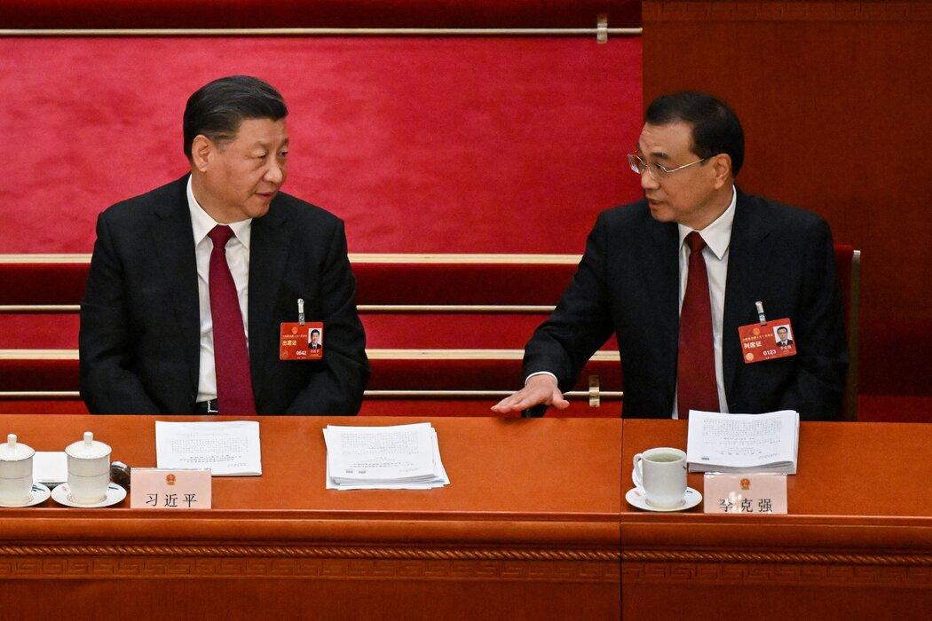 3月,在北京举行的全国人民代表大会开幕式上,习近平与李克强交谈。
