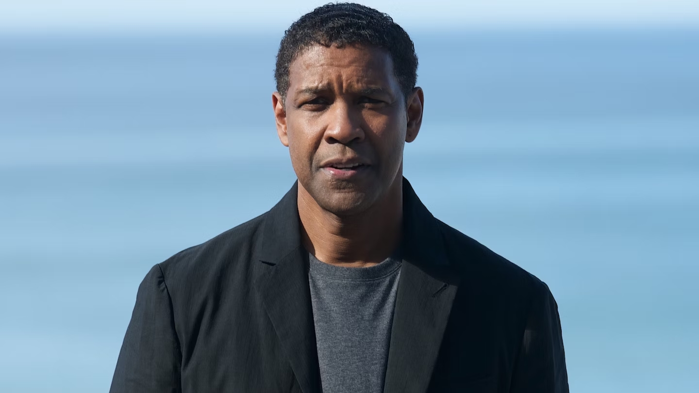 Denzel Washington, vestido con un terno, frunce el ceño