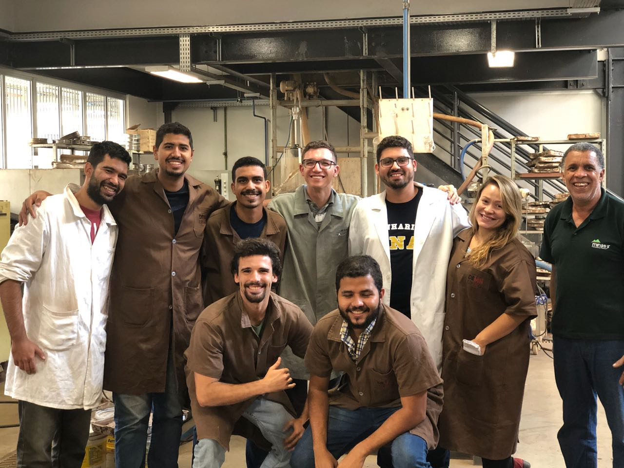 Grupo de pessoas posando para foto

Descrição gerada automaticamente