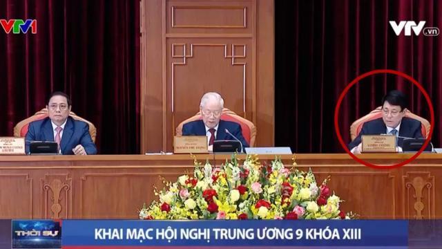 Ngồi bàn chủ tọa trong hội nghị Trung ương 9 được khai mạc sáng nay là Đại tướng Lương Cường (bìa phải), bên cạnh các ông Nguyễn Phú Trọng và Phạm Minh Chính.