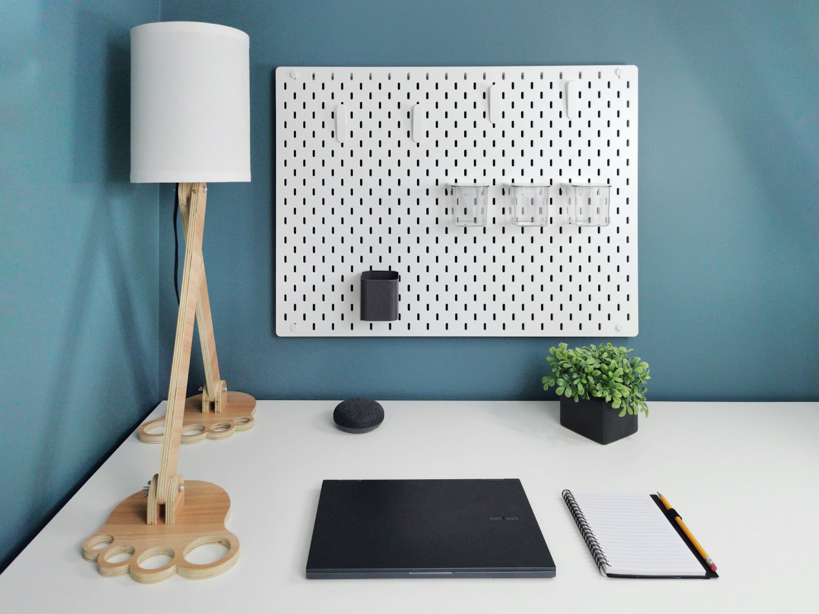 Turn Your Small and Cluttered Desk Into An Efficient Working Space: Pro Tips