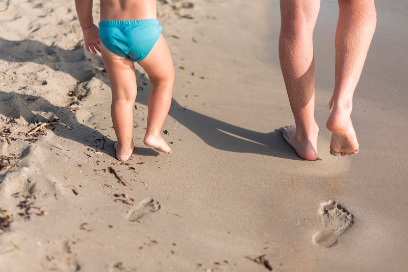 Cách đơn giản để kiểm tra nguy cơ mắc hội chứng bàn chân bẹt ở trẻ đó là quan sát dấu chân bé trên cát