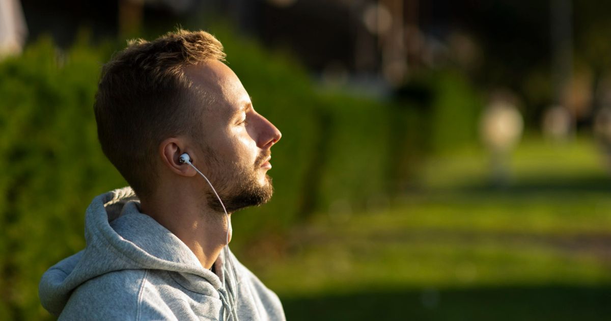 Mempraktikkan Teknik Relaksasi atau Mindfulness sebagai tips mengatasi kewalahan dalam pekerjaan