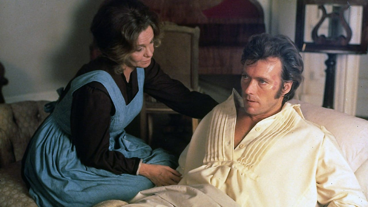 Clint Eastwood recostado en una cama y siendo atendido por una mujer en una escena de la película 'The Beguiled'.