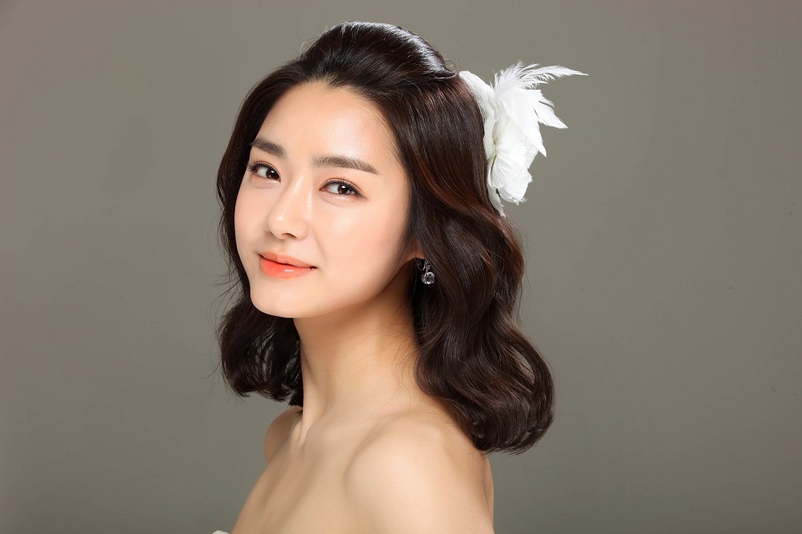 Trang điểm cô dâu phong cách Hàn Quốc kết hợp cùng trang phục và kiểu tóc đơn giản cũng đủ giúp nàng nổi bật
