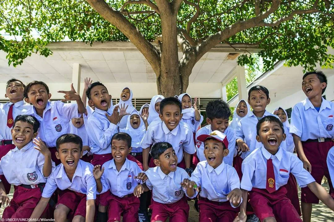 These children are happy to be back at school in Central Sulawesi, Indonesia, where an earthquake caused severe damage last year.  UNICEF Indonesia helped build back better with improved handwashing facilities, toilets and classrooms. | Photo: UNICEF Indonesia/Facebook