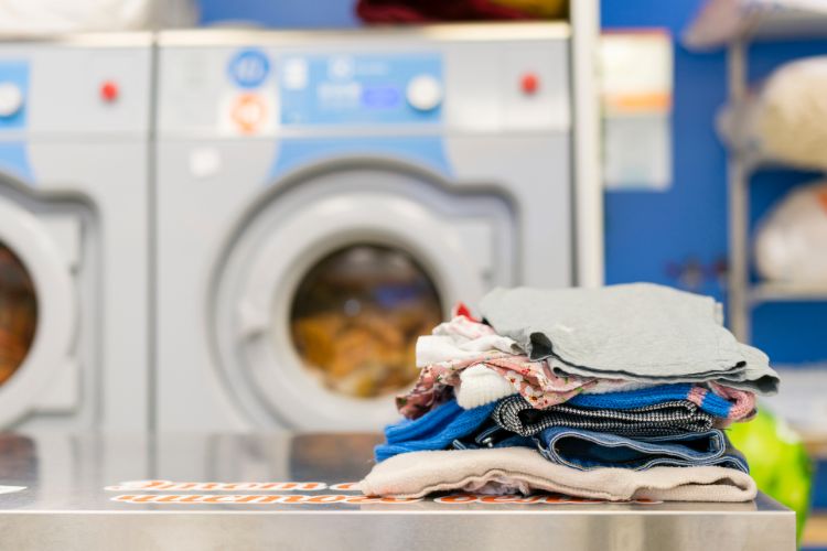 Saat memilih franchise laundry, kamu bisa mempertimbangkan franchise laundry koin atau kiloan