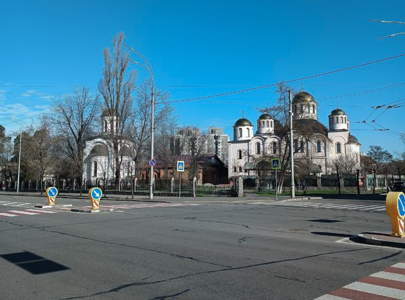 Підвали київських церков нерідко стають прихистком для школярів під час тривог.