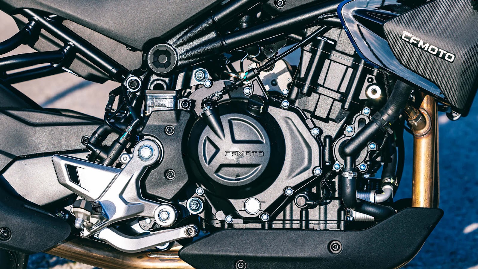 The twin-cylinder engine is practically similar to that of the 450SR sports bike, so we have liveliness and plenty of character in all regimes.