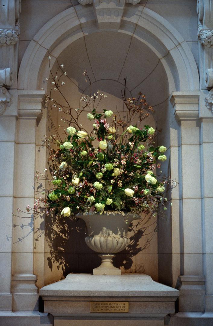 Vaso de flores em frente a igreja

Descrição gerada automaticamente com confiança média
