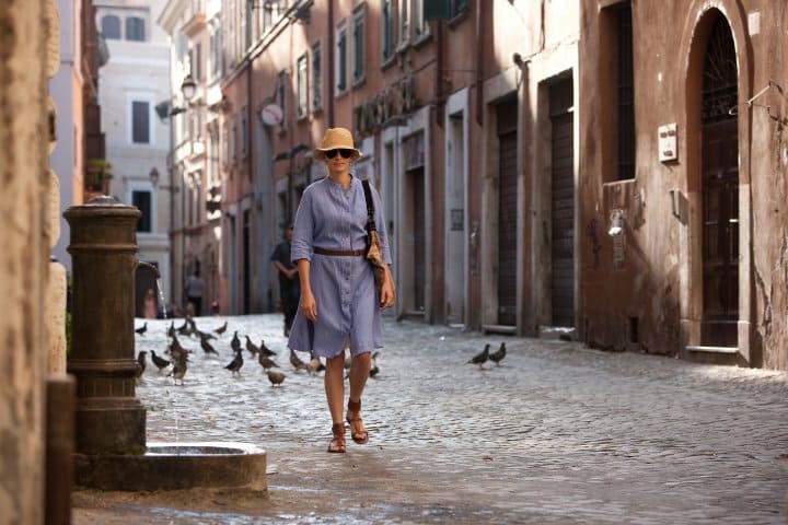 Julia Roberts cammina per le strade di Roma nel film Mangia Prega Ama, d'estate. 
