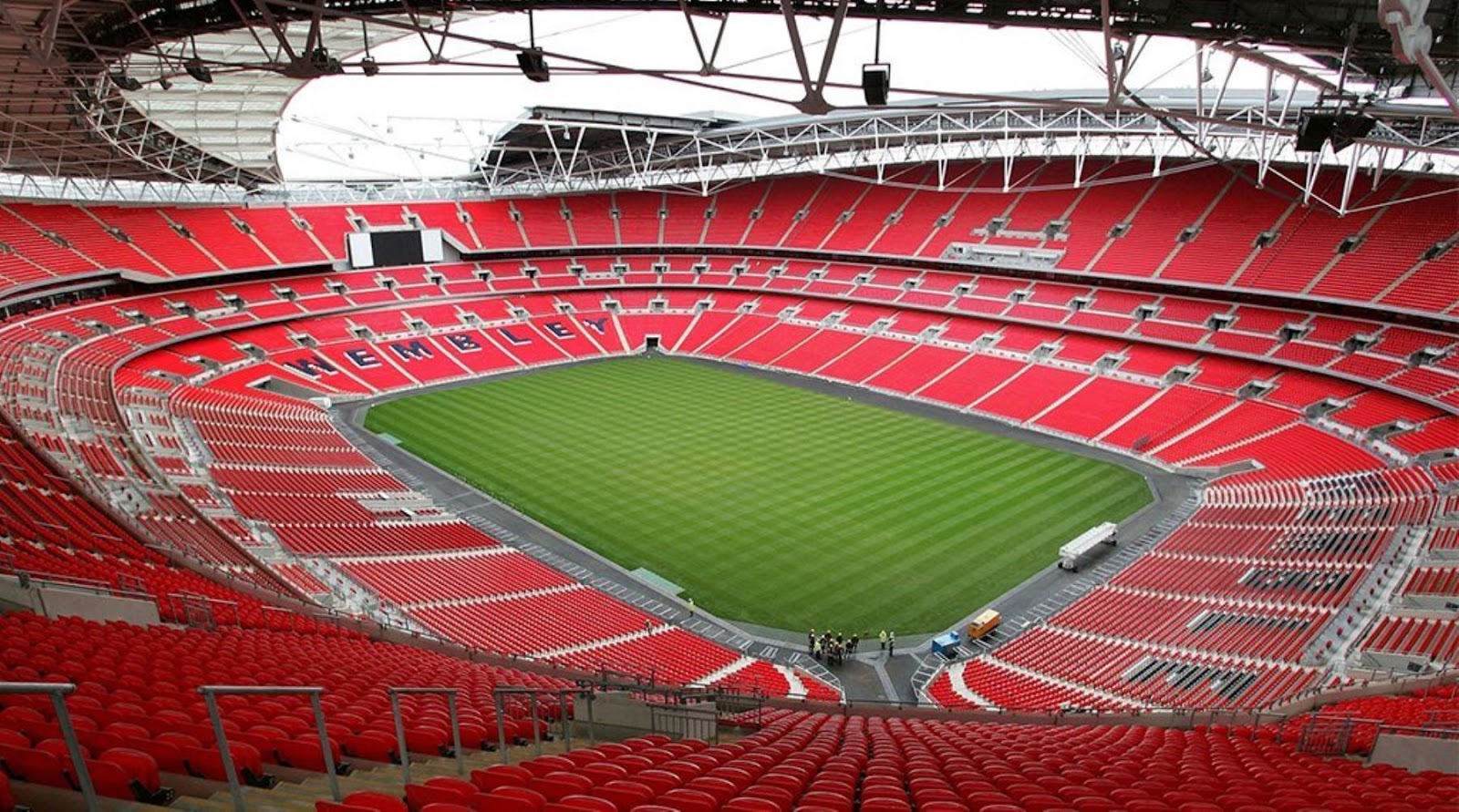 El Estadio Wembley desde adentro, con su cancha verde y sus gradas rojas