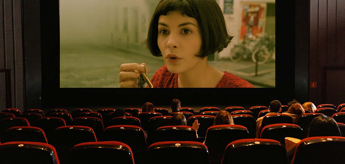 Pessoas no cinema veem filme francês