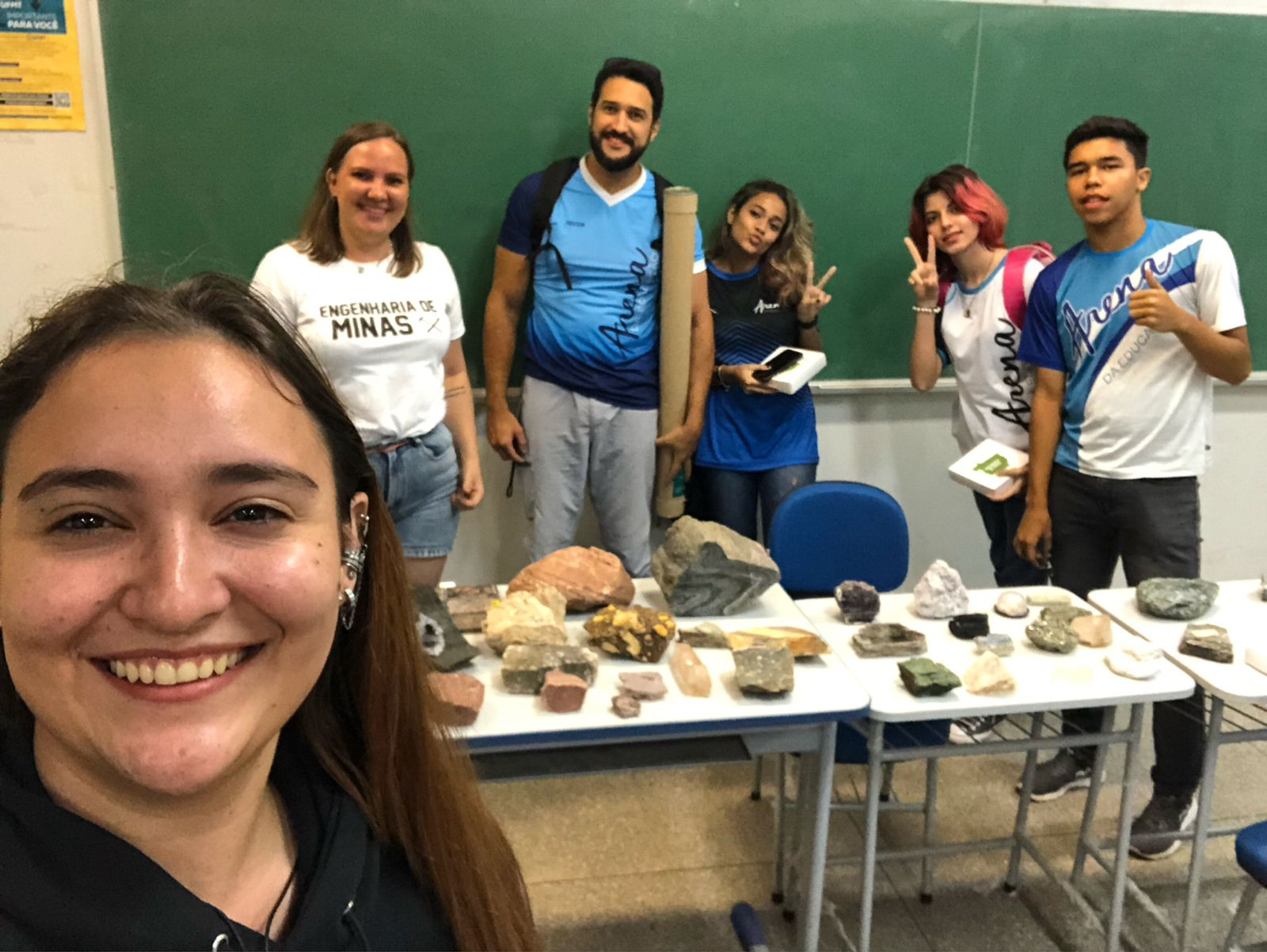 Pessoas posando para foto em frente a mesa com comida

Descrição gerada automaticamente