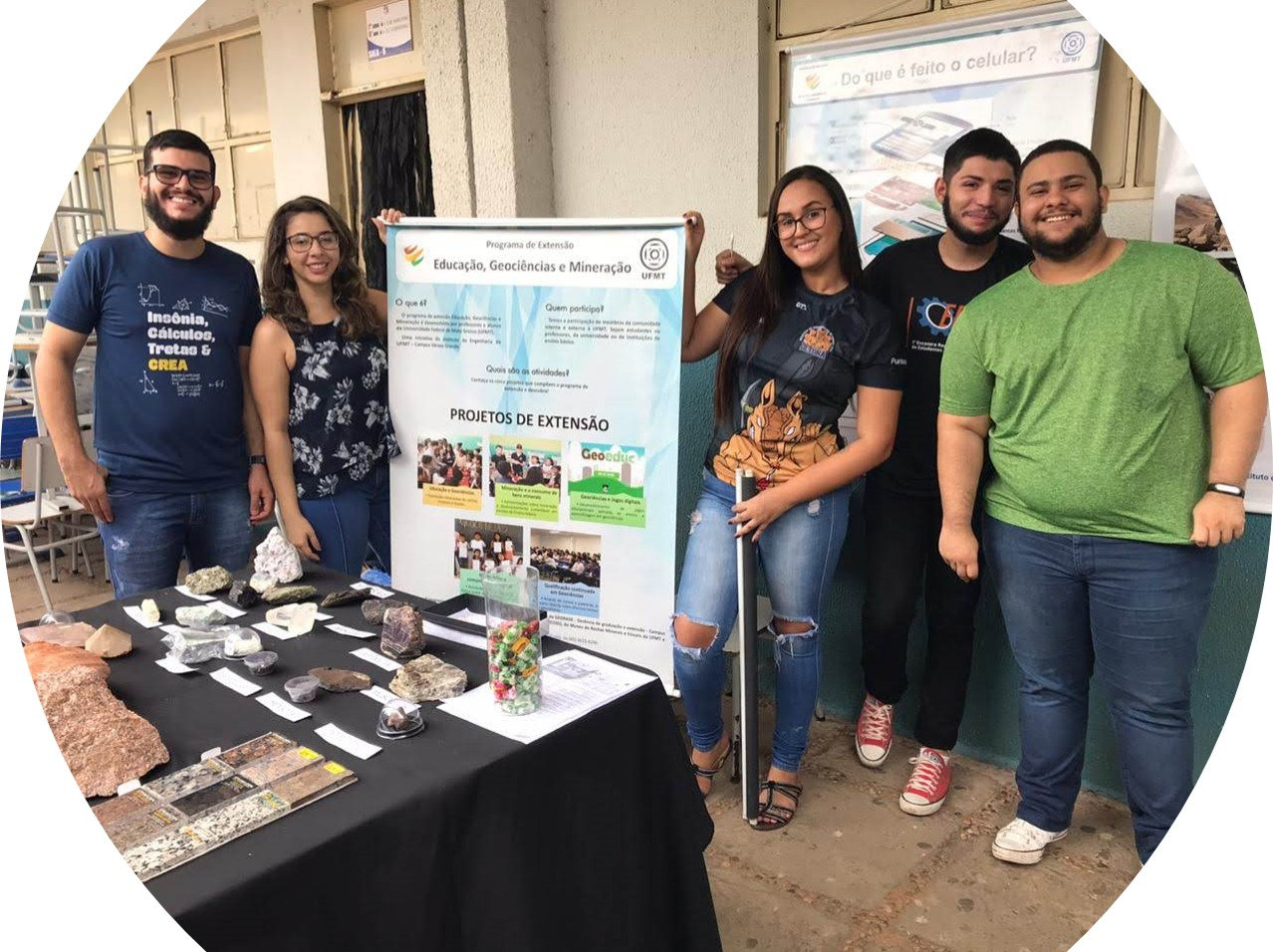 Grupo de pessoas posando para foto em frente a mesa

Descrição gerada automaticamente
