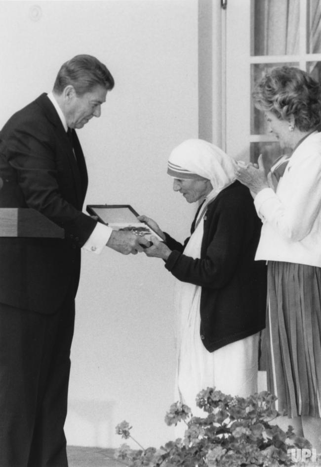 r/pics - Ronald Reagan awarding the Presidential Medal of Freedom to Mother Teresa (1985)