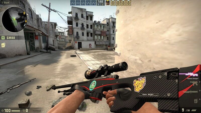 Primeira pessoa segurando uma sniper AWP no Counter-Strike