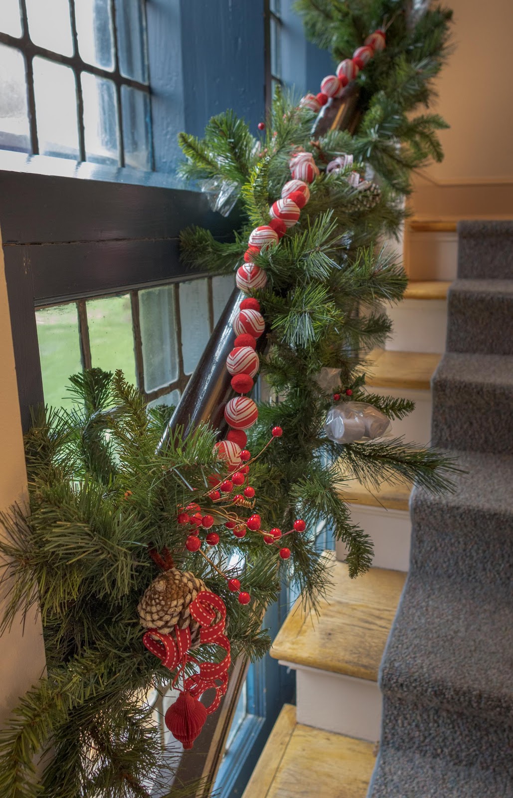 This recent holiday season, the Sussex Gardeners designed festive arrangements with live plants to decorate the Zwaanendael Museum.