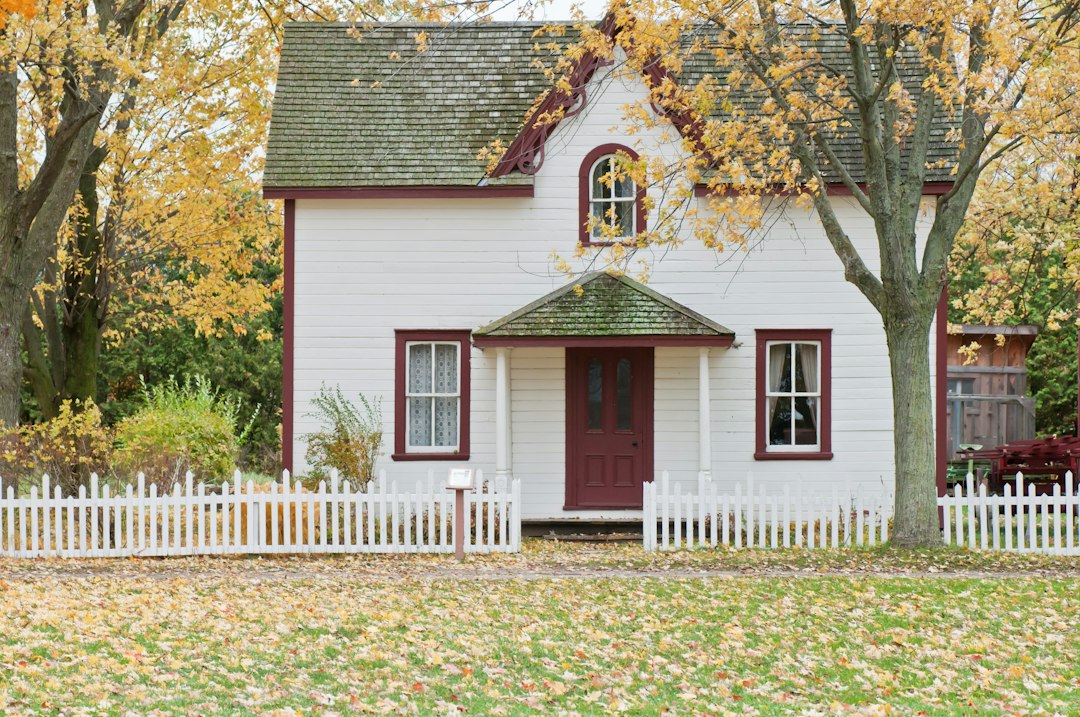 Wit huisje in de herfst 