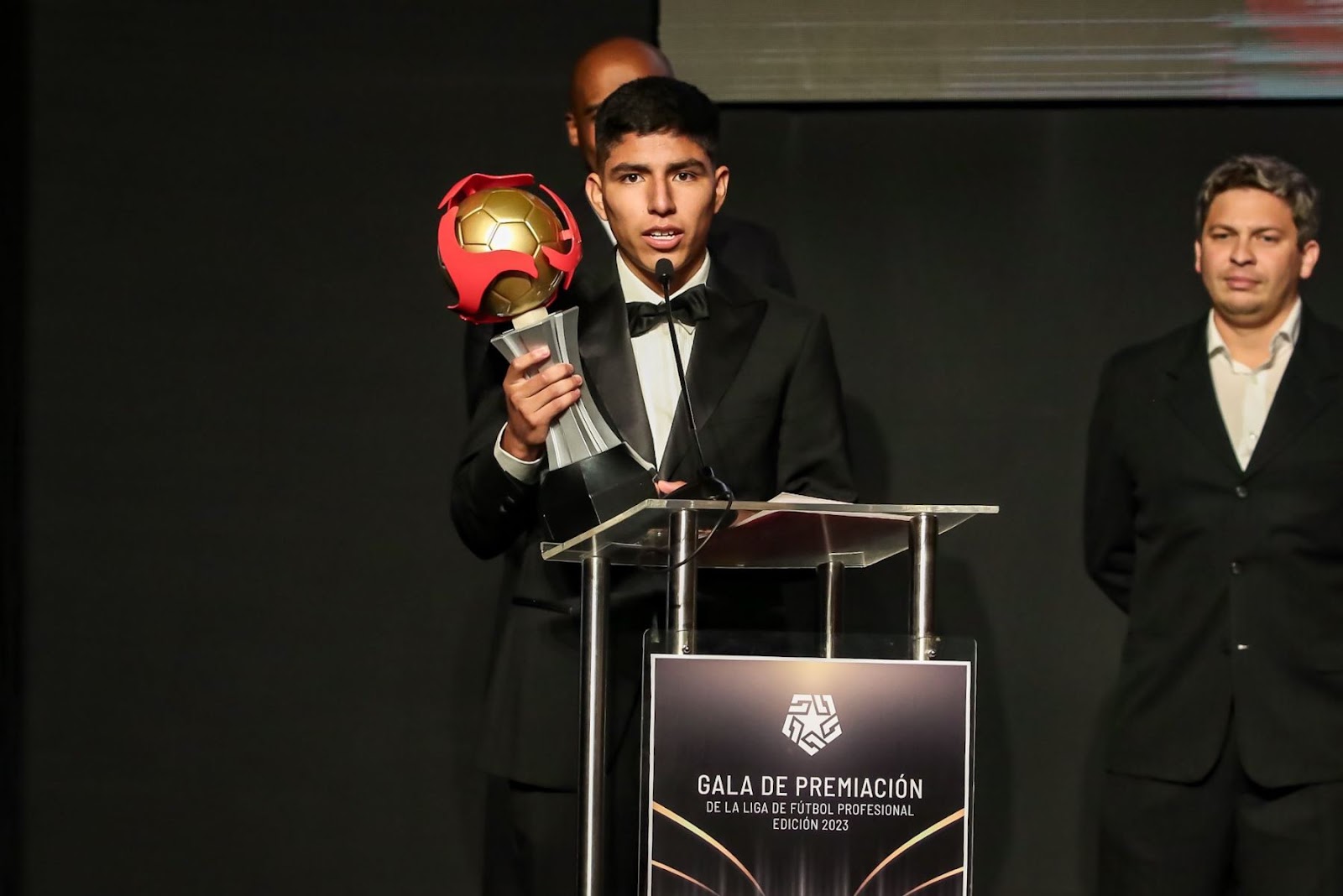 Piero Quispe recibe su trofeo que lo catapulta como el mejor de la Liga 1