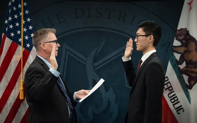 17살에 미국 변호사시험에 합격하고 18살에 검사로 임용된 피터 박(오른쪽). 미국 캘리포니아주 툴레어 카운티 지방검찰청 페이스북 갈무리
