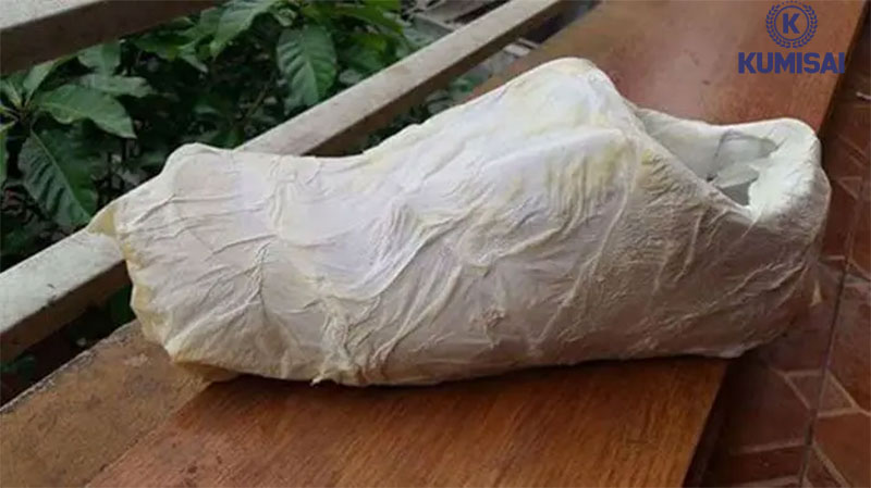 Sử dụng giấy trắng quấn đều xung quanh giày để hút ẩm