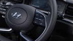 Vô lăng Hyundai Custin 2024 tích hợp điều khiển hành trình thông minh, hỗ trợ giữ làn đường...